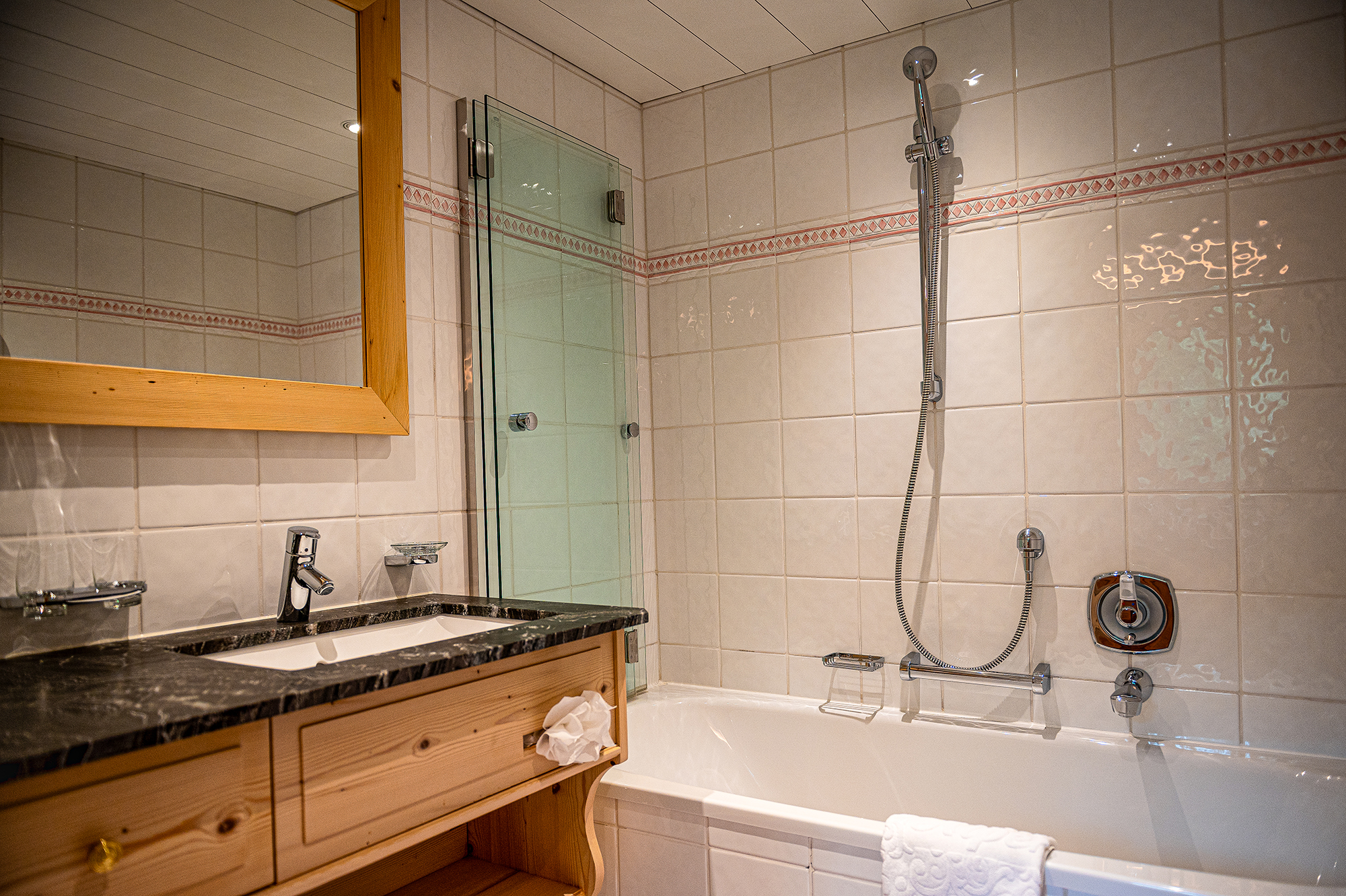 AlpenRose Doppelzimmer Dachschräge