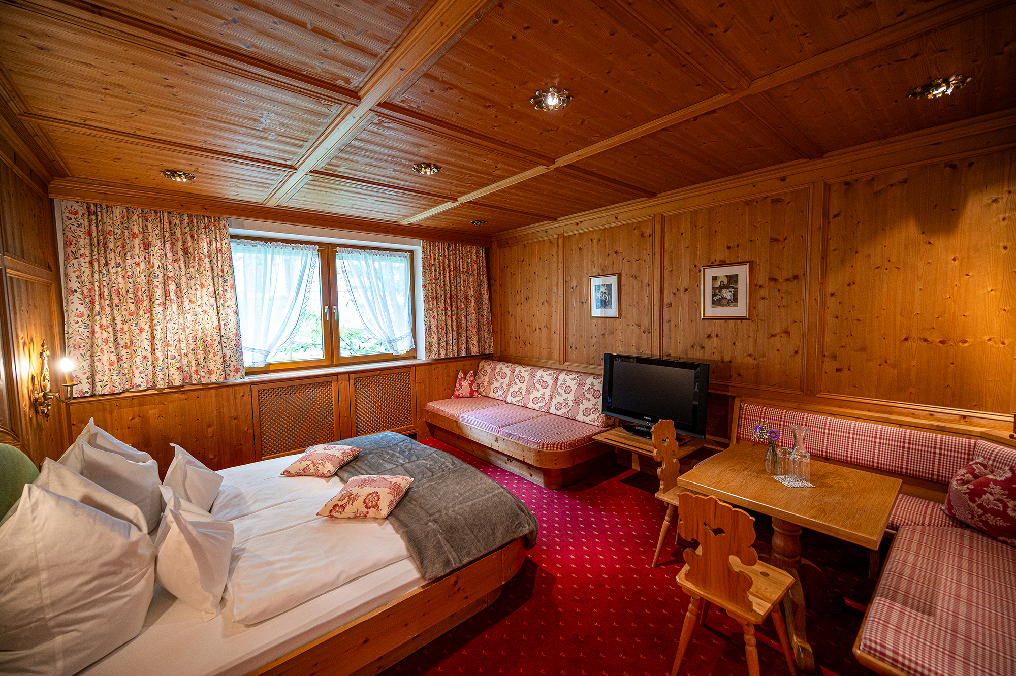AlpenRose Doppelzimmer mit Sitzecke