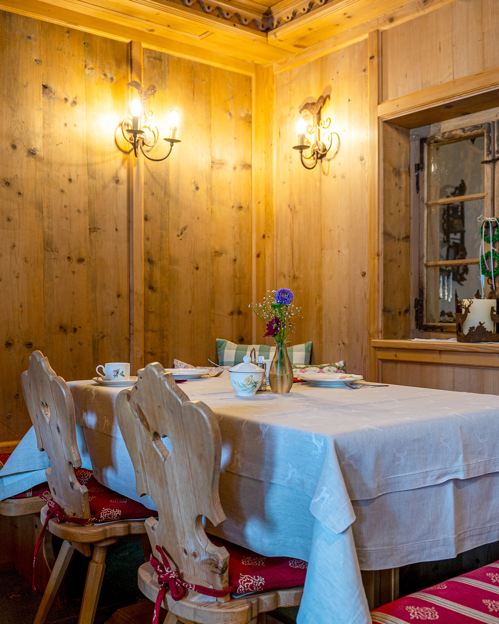 AlpenRose Gemuetlichkeit AlpenRose Gemuetlichkeit am Tisch